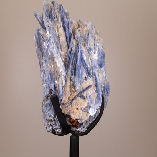Ruwe Blauwe Kyaniet op Standaard uit Brazilië – 28 cm