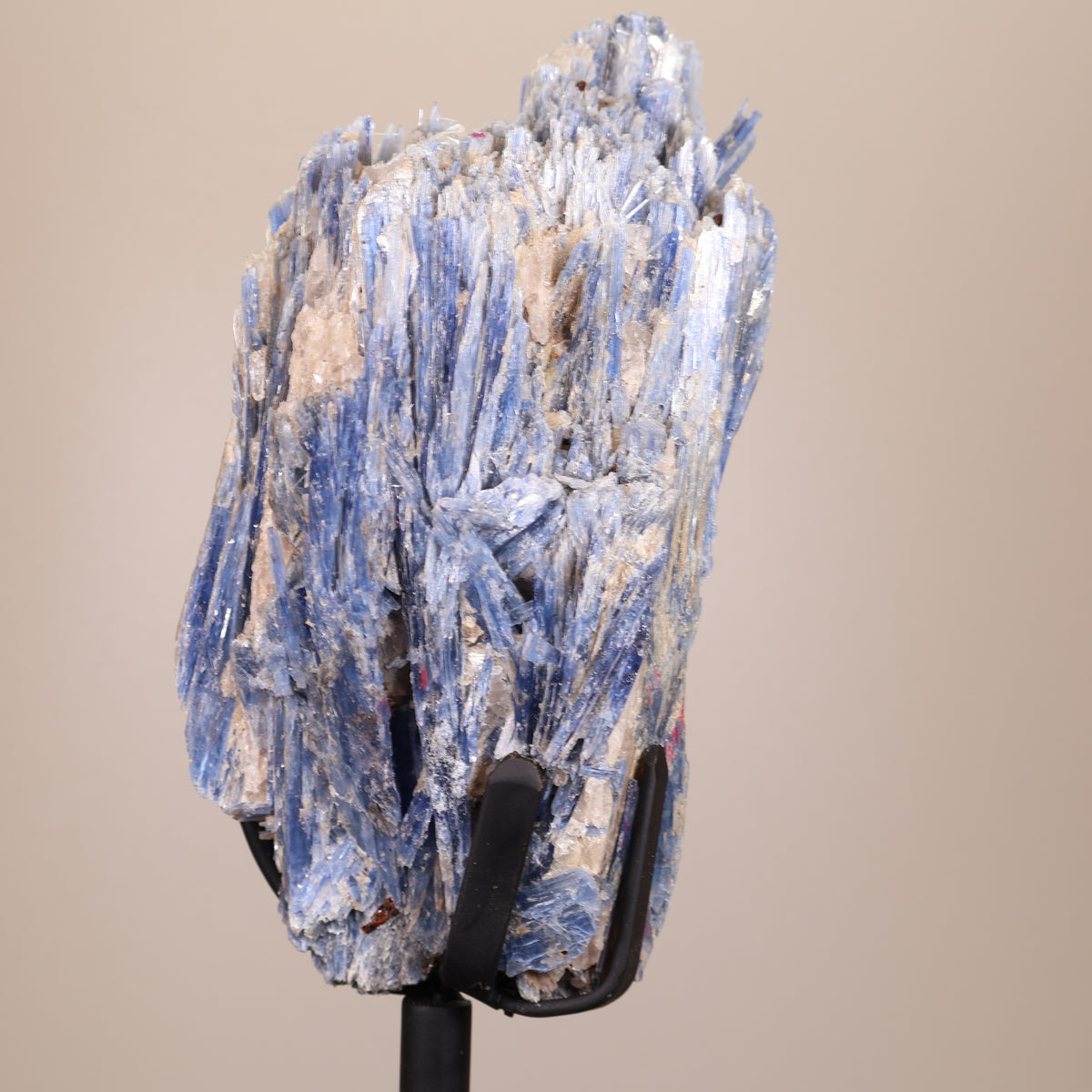 Ruwe Blauwe Kyaniet op Standaard uit Brazilië – 28 cm