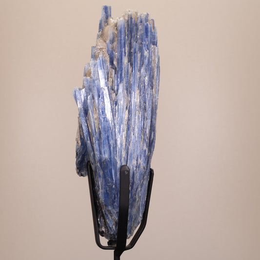 Ruwe Blauwe Kyaniet op Standaard uit Brazilië – 31 cm