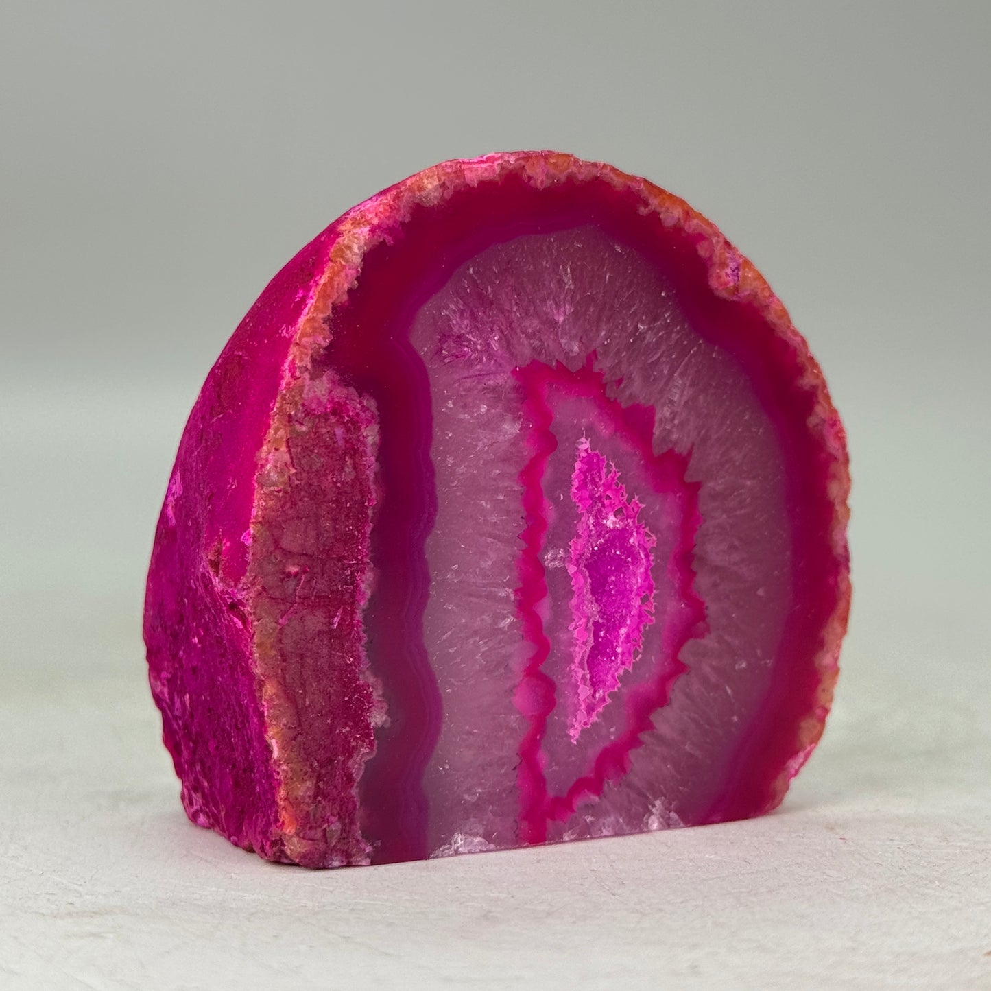 Prachtige roze agaat geode uit Brazilië – klein formaat