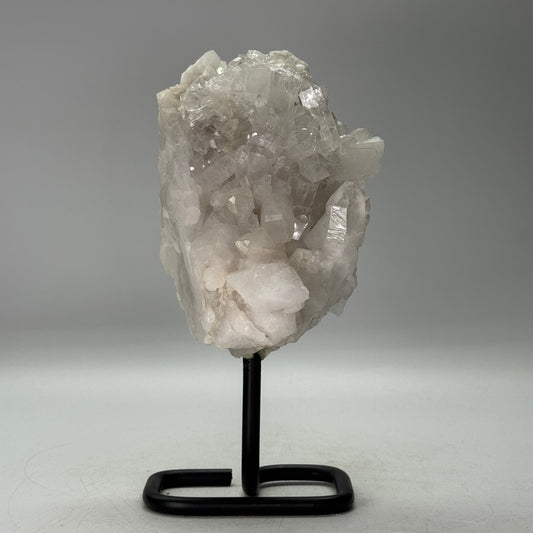 Grote bergkristal cluster op standaard