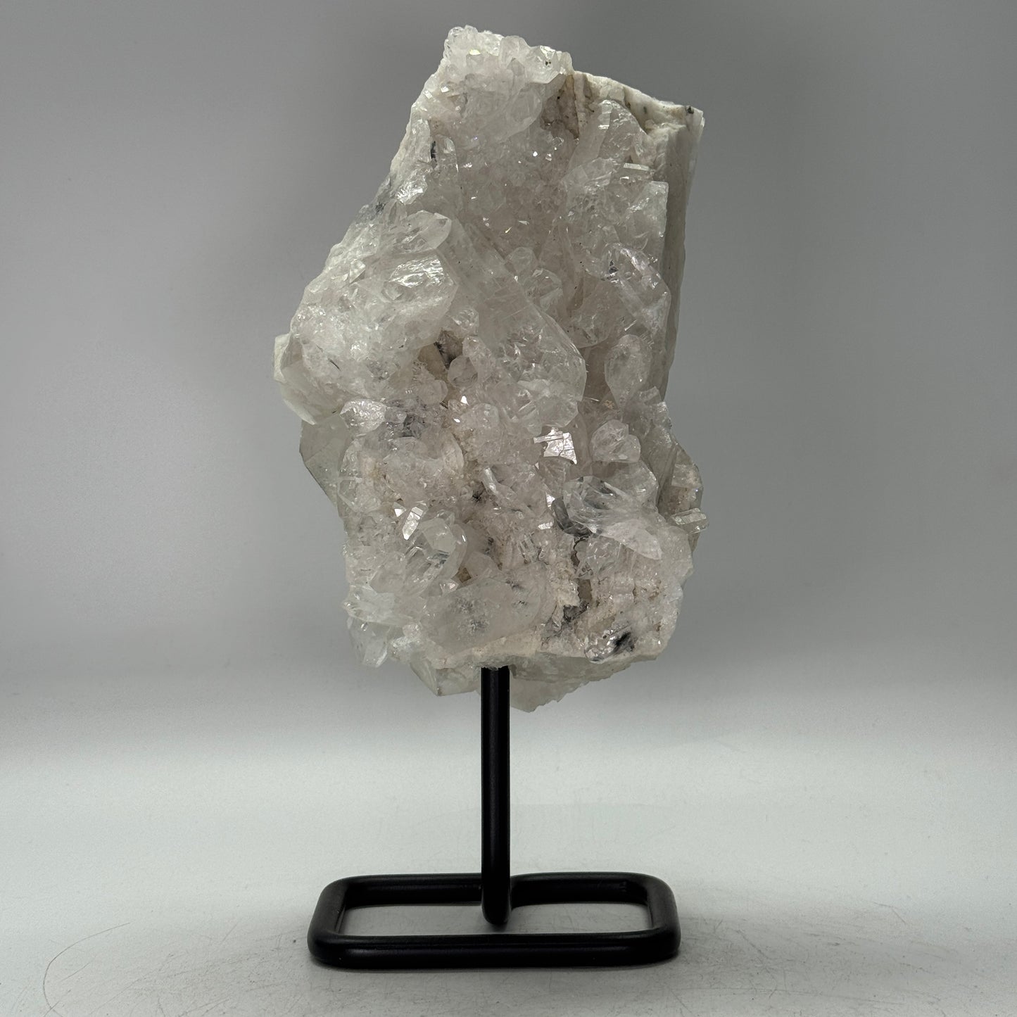 Grote bergkristal cluster op standaard