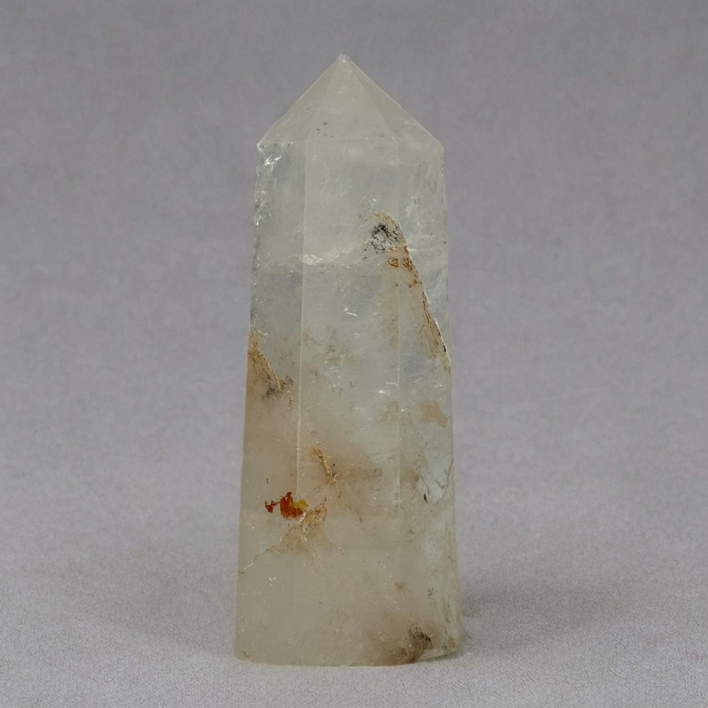 Tour en cristal de roche – Cristal taillé naturellement avec inclusions