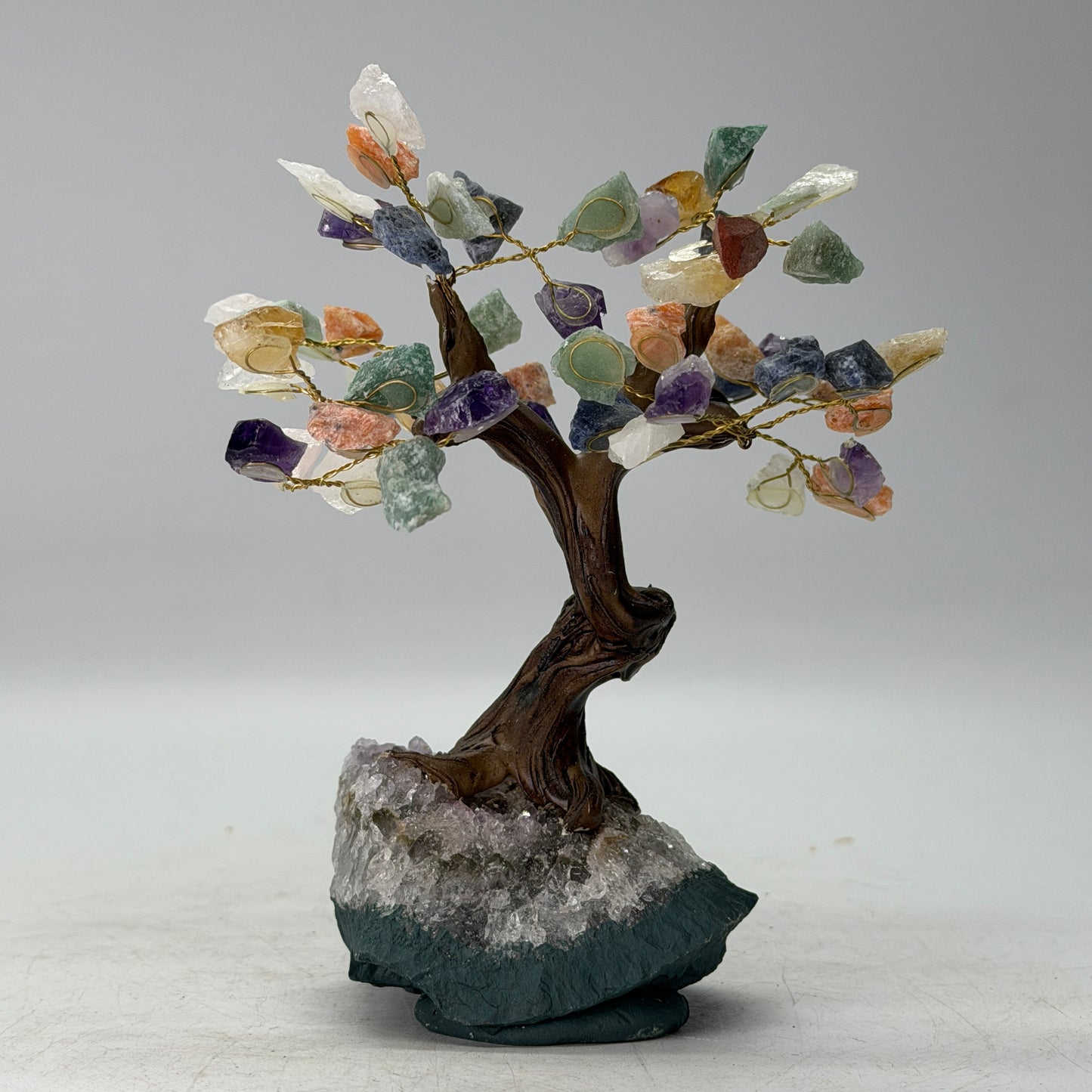 Edelsteen boompje met verschillende mineralen