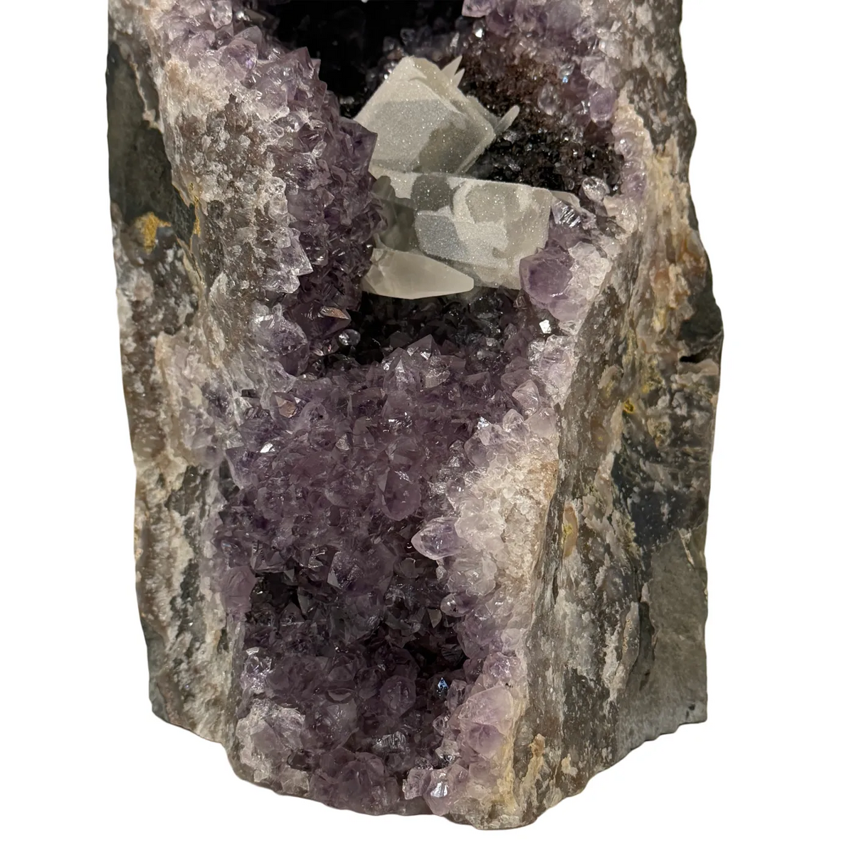 Unieke amethist uit Uruguay met calciet en druzy - 13,25 kg