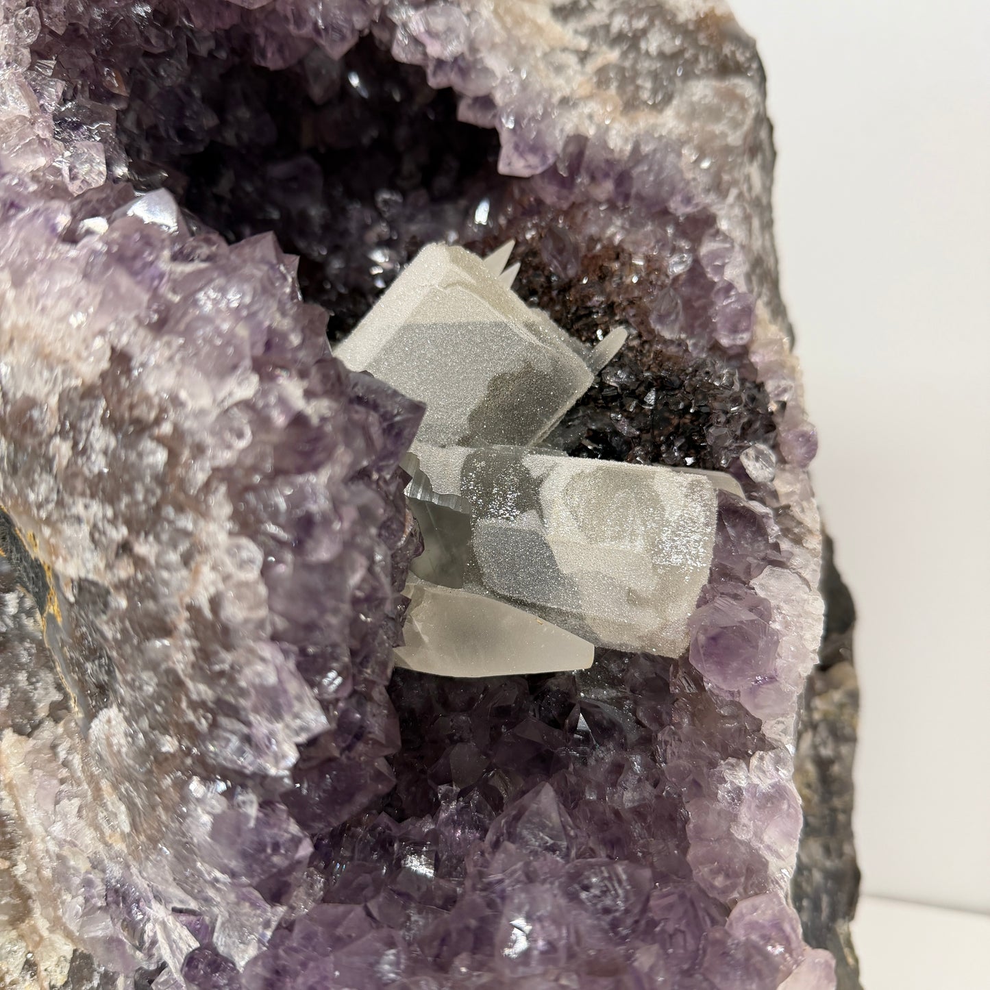 Améthyste unique d'Uruguay avec calcite et druse - 13,25 kg