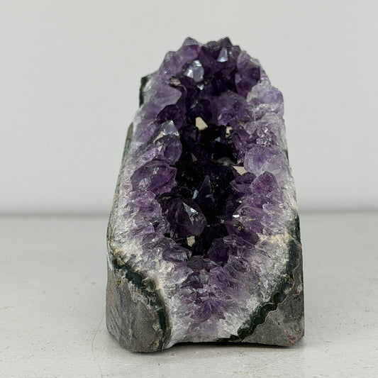 Kleine Natuurlijke Amethist Cut Base – Uruguay