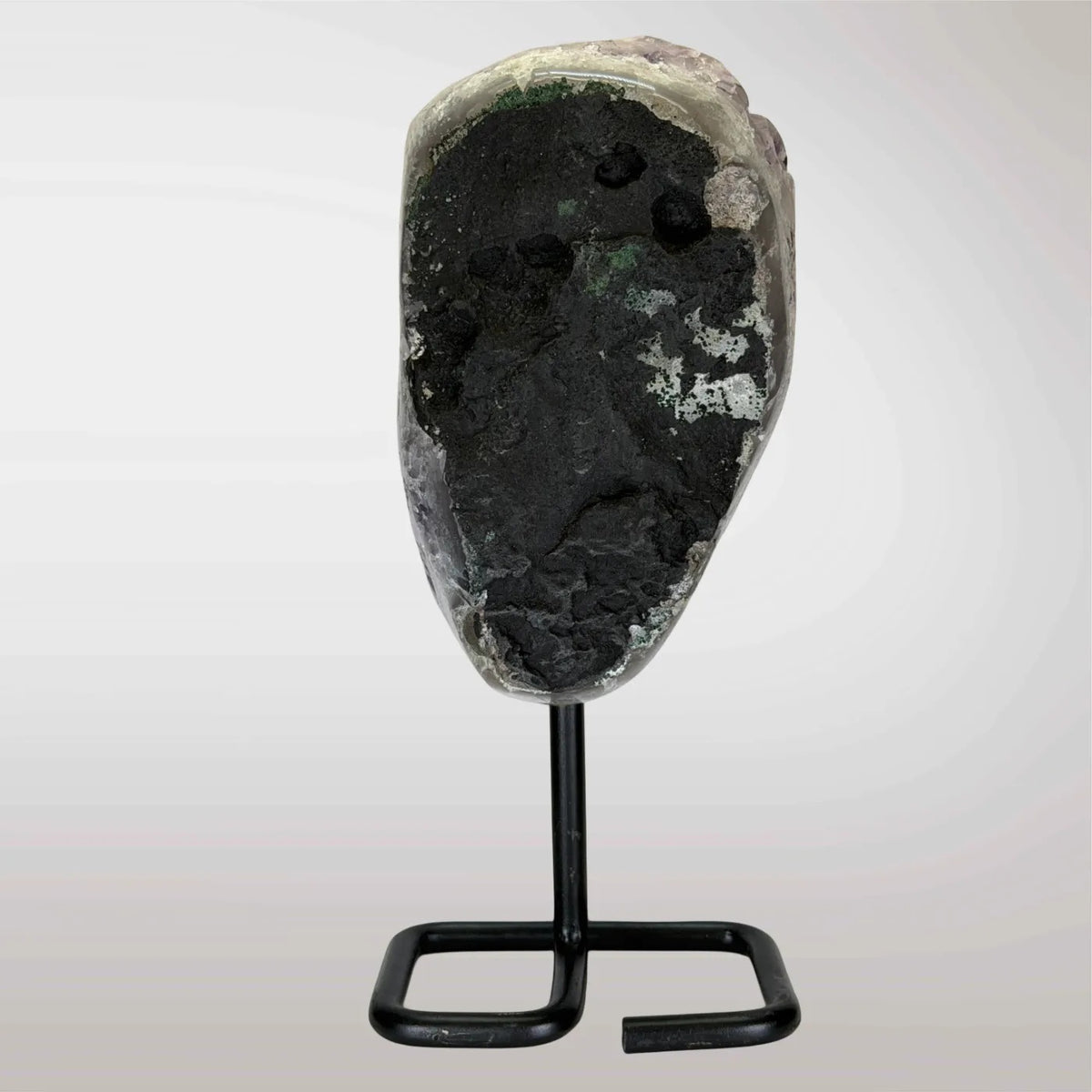 Paarse Amethist op Zwarte Metalen Standaard - 20 cm