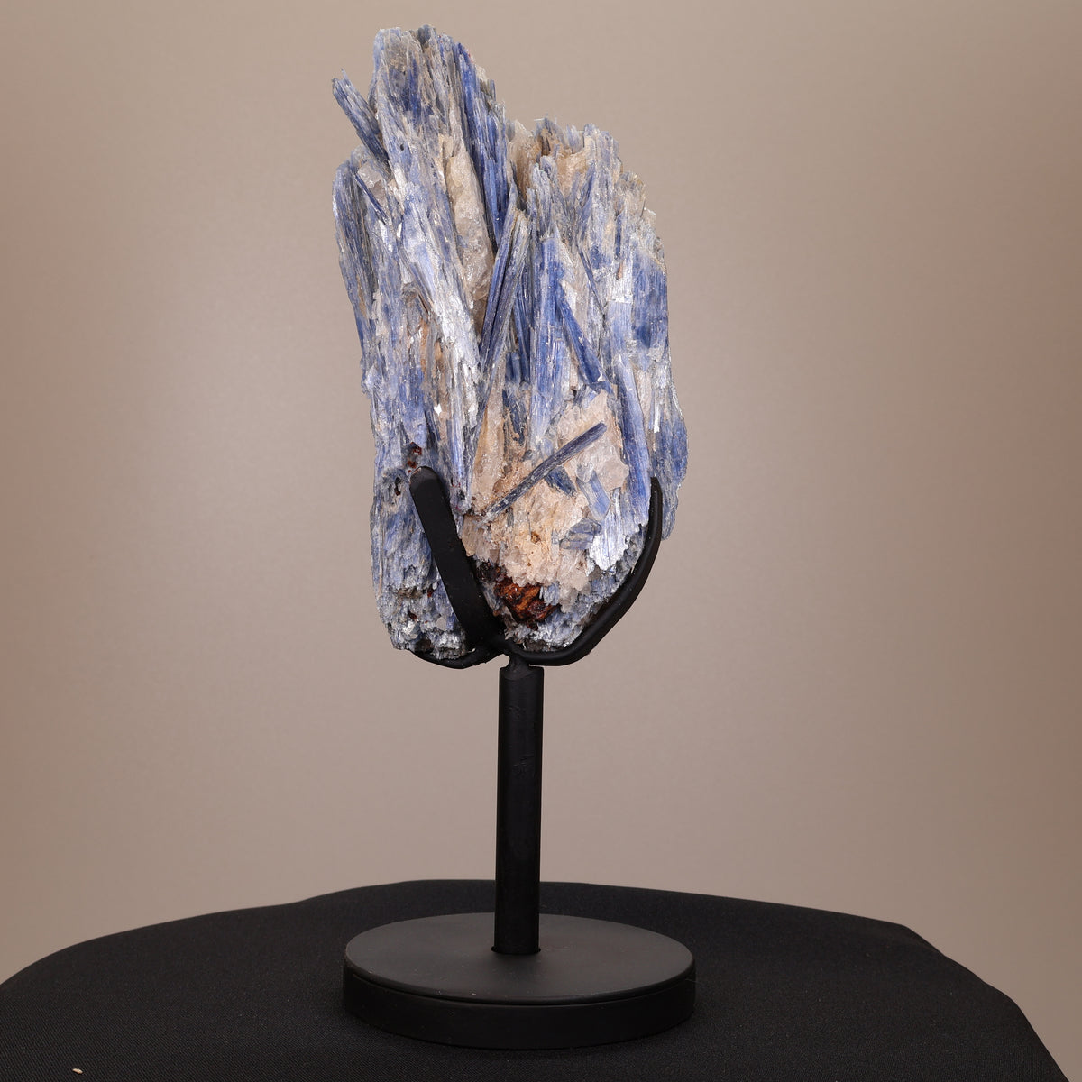 Ruwe Blauwe Kyaniet op Standaard uit Brazilië – 28 cm