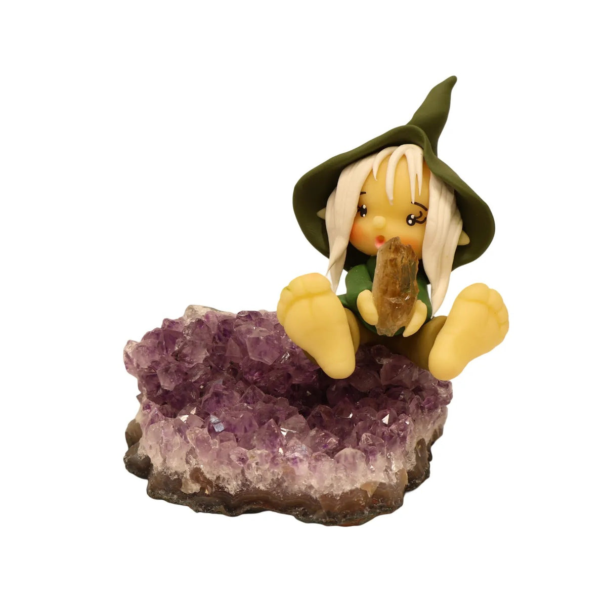 Fantasiefiguur op natuurlijke amethist