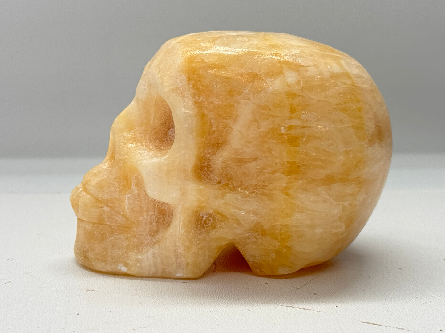 Oranje calciet schedel