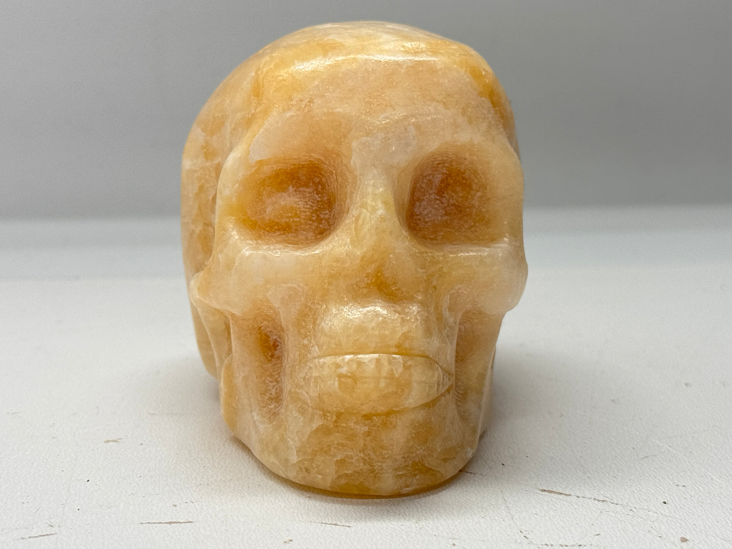 Oranje calciet schedel