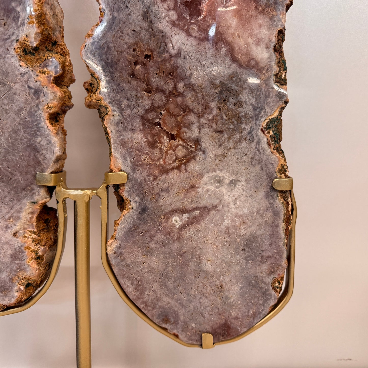 Roze Amethist Vlinder op Gouden Metalen Standaard 56 cm – uit Brazilië