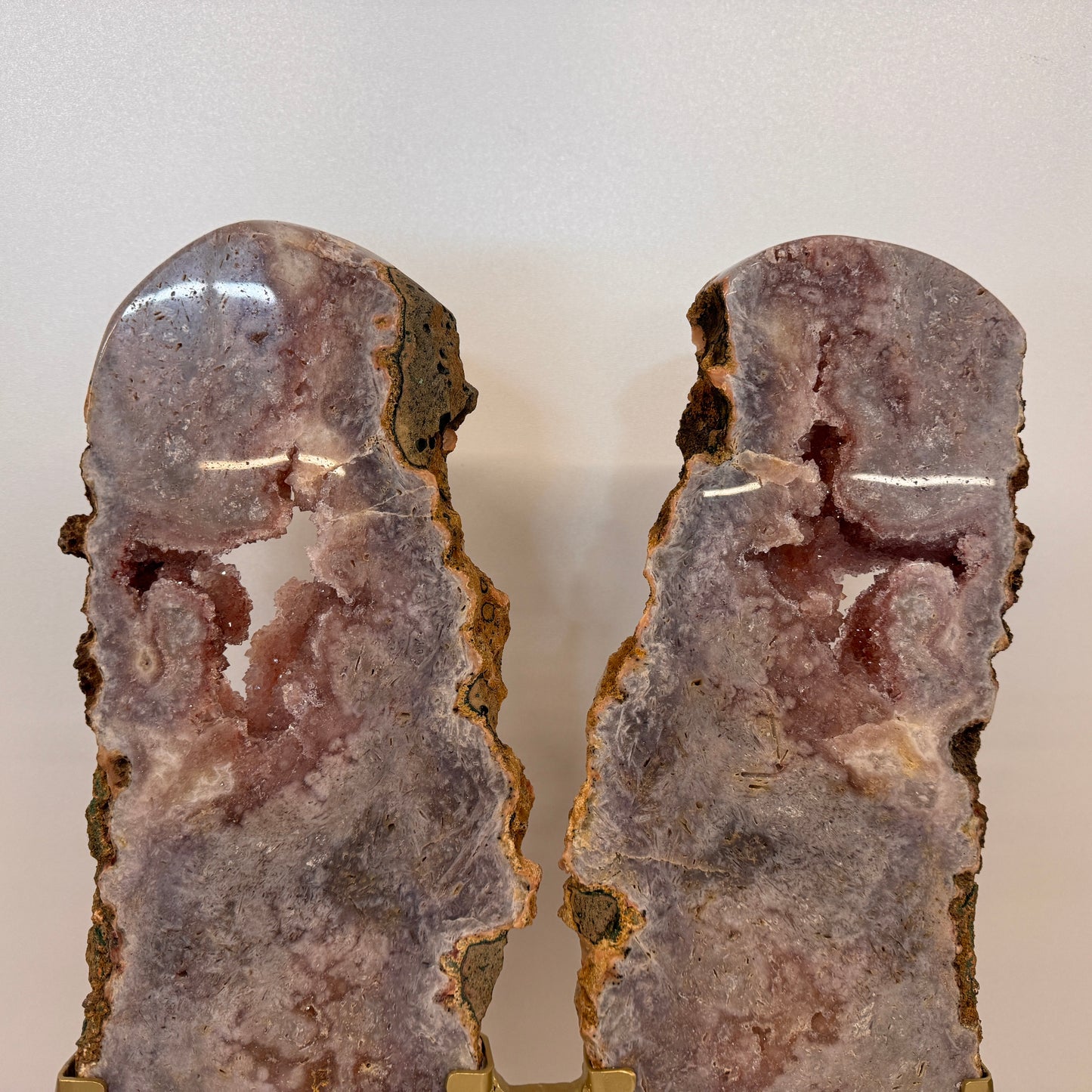 Roze Amethist Vlinder op Gouden Metalen Standaard 56 cm – uit Brazilië