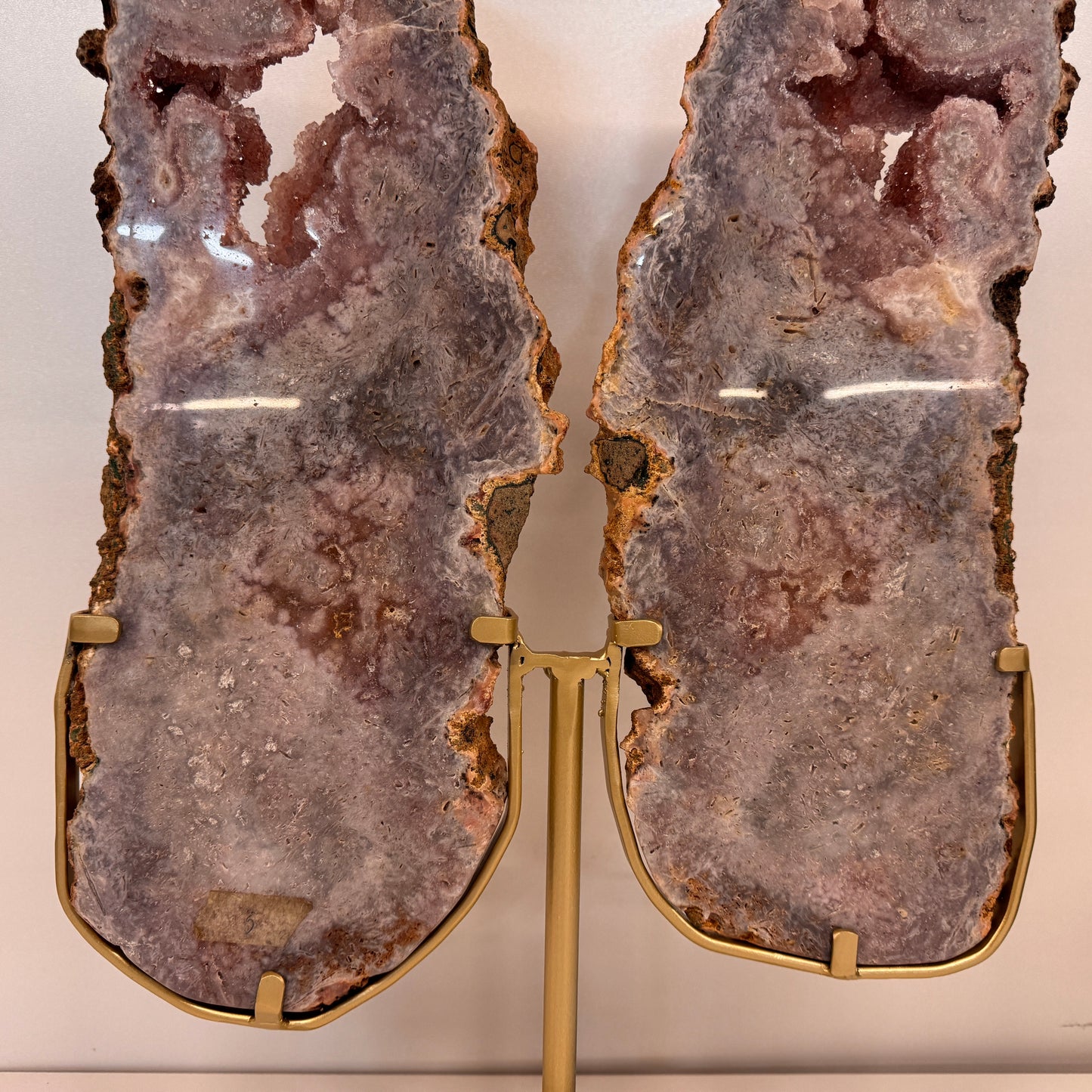 Roze Amethist Vlinder op Gouden Metalen Standaard 56 cm – uit Brazilië