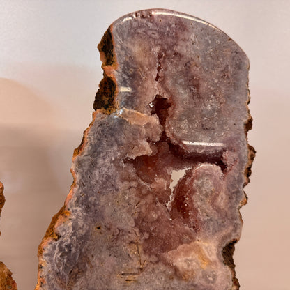 Roze Amethist Vlinder op Gouden Metalen Standaard 56 cm – uit Brazilië