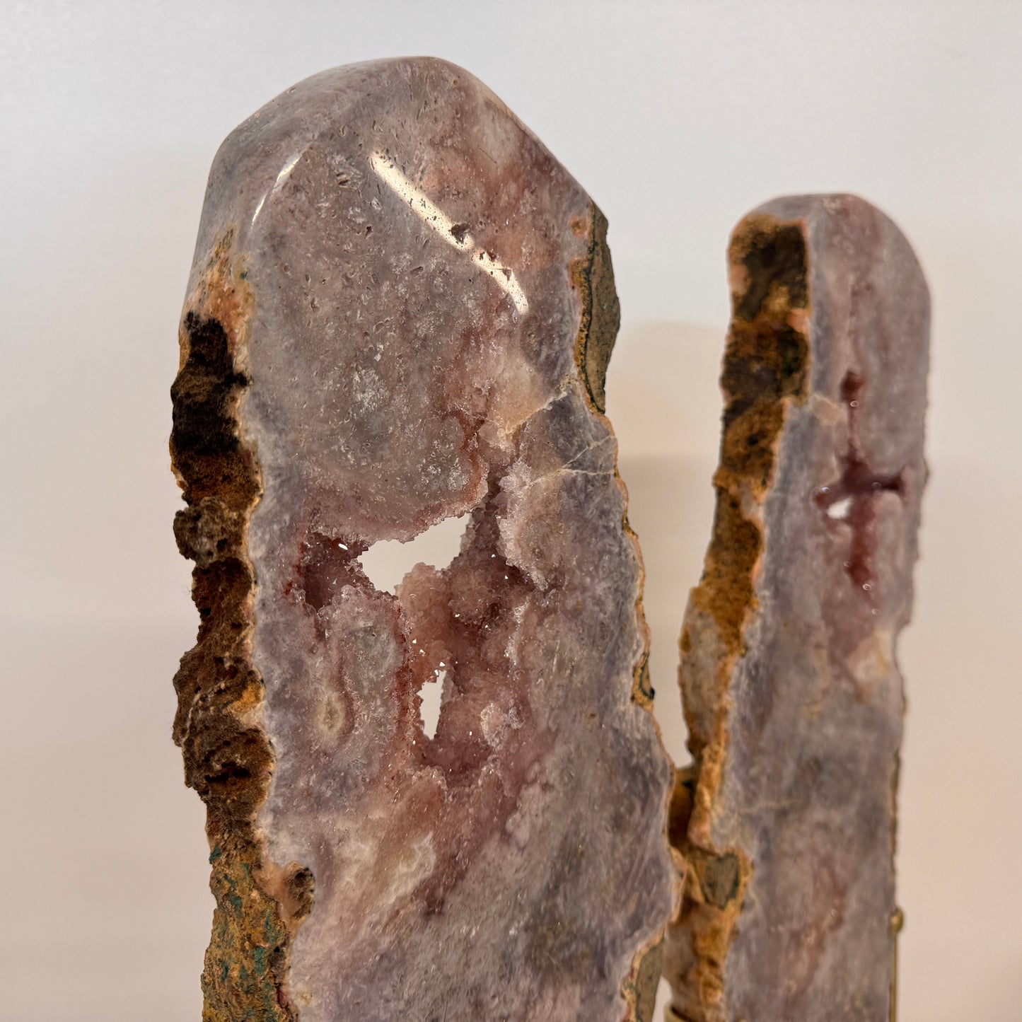 Roze Amethist Vlinder op Gouden Metalen Standaard 56 cm – uit Brazilië