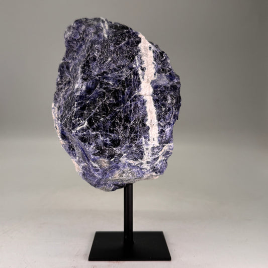 Ruwe Sodaliet uit Brazilië op standaard