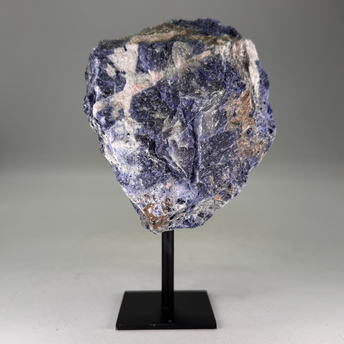 Ruwe Sodaliet uit Brazilië op standaard