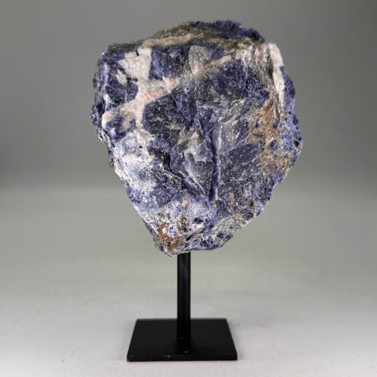 Ruwe Sodaliet uit Brazilië op standaard