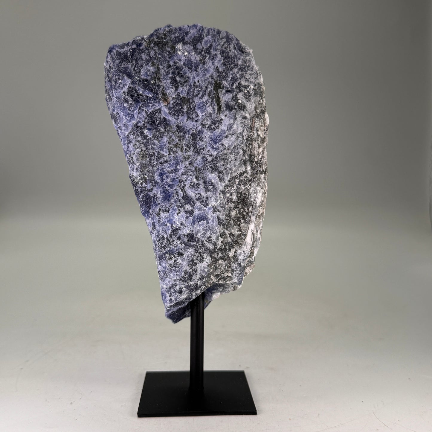 Ruwe Sodaliet uit Brazilië op standaard