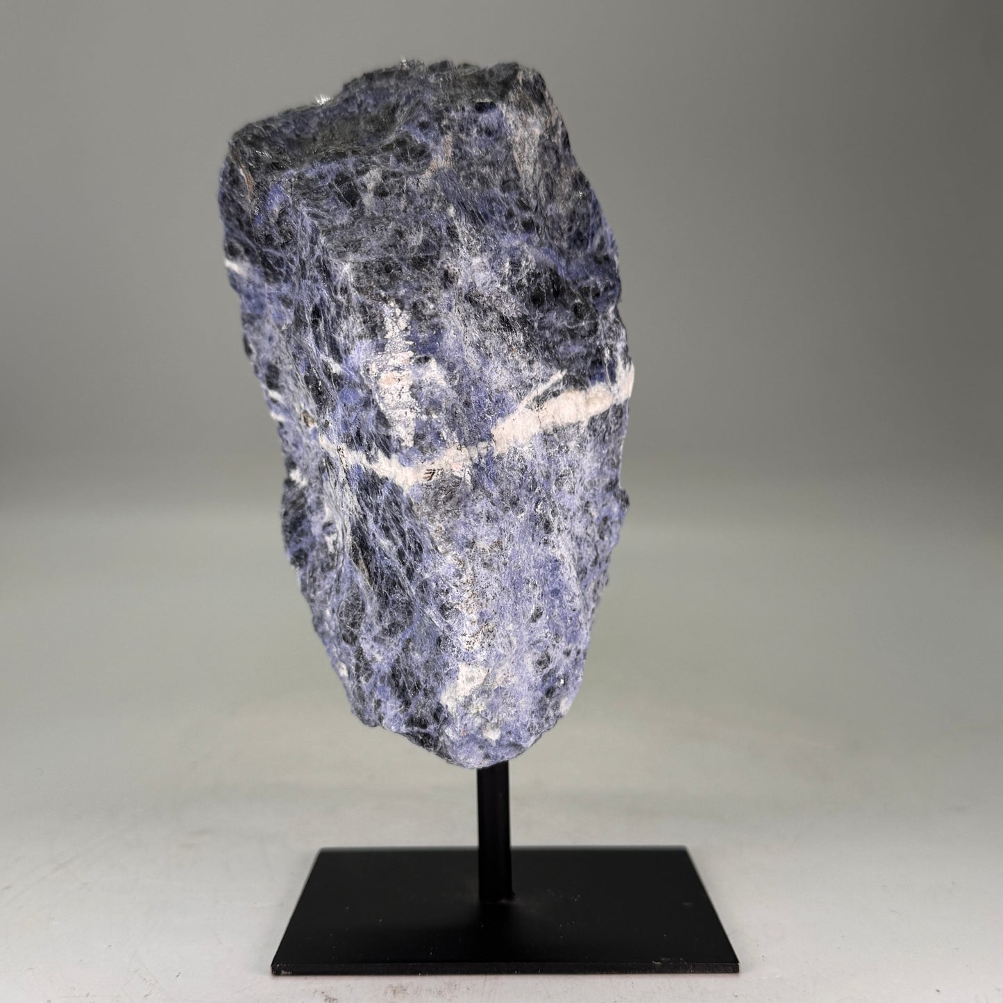 Ruwe Sodaliet uit Brazilië op standaard