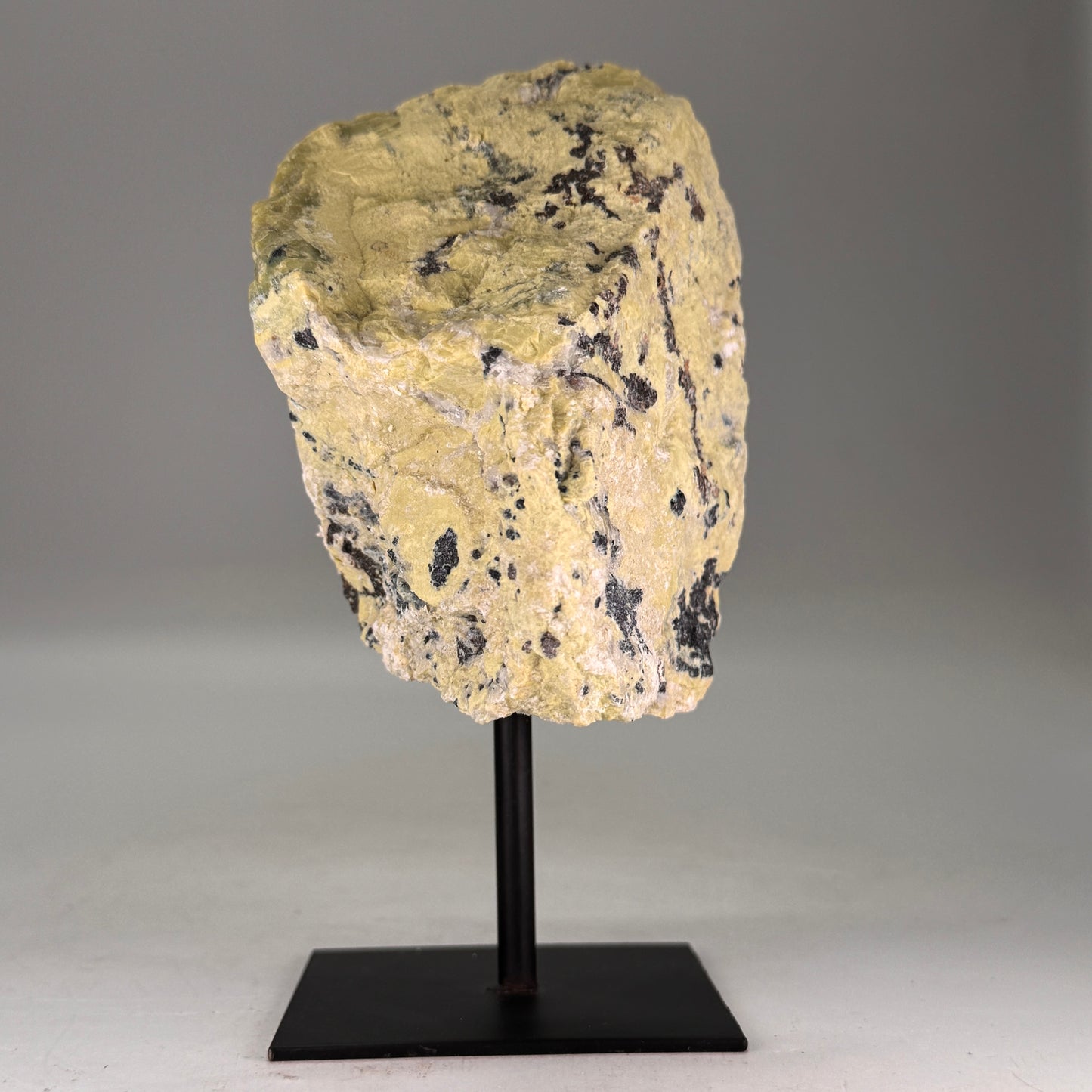 Ruwe Serpentijn uit Brazilië op standaard