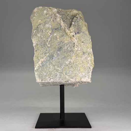 Ruwe Serpentijn uit Brazilië op standaard