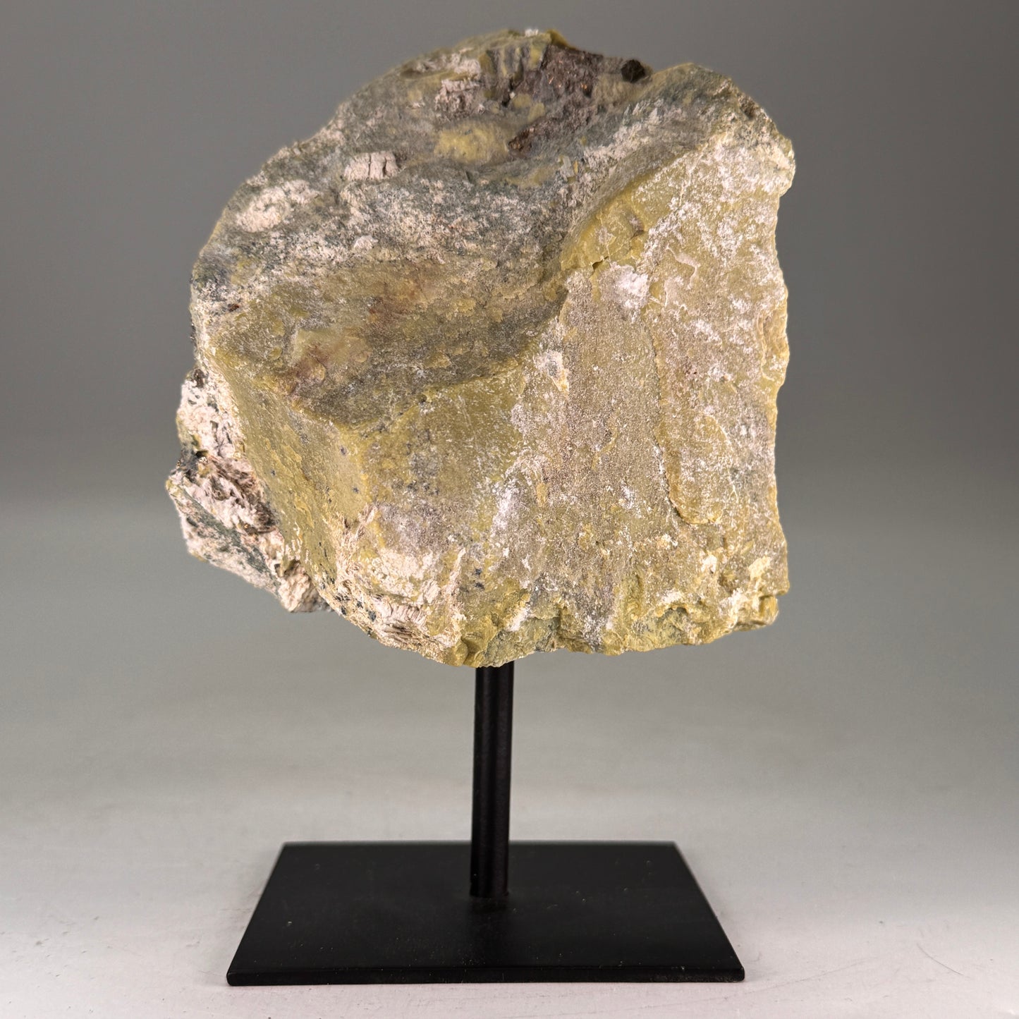 Ruwe Serpentijn uit Brazilië op standaard