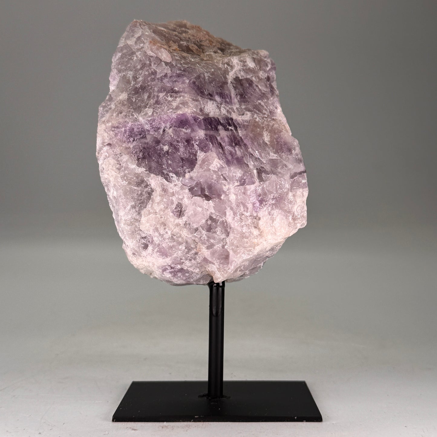 Ruwe Amethist uit Brazilië op standaard