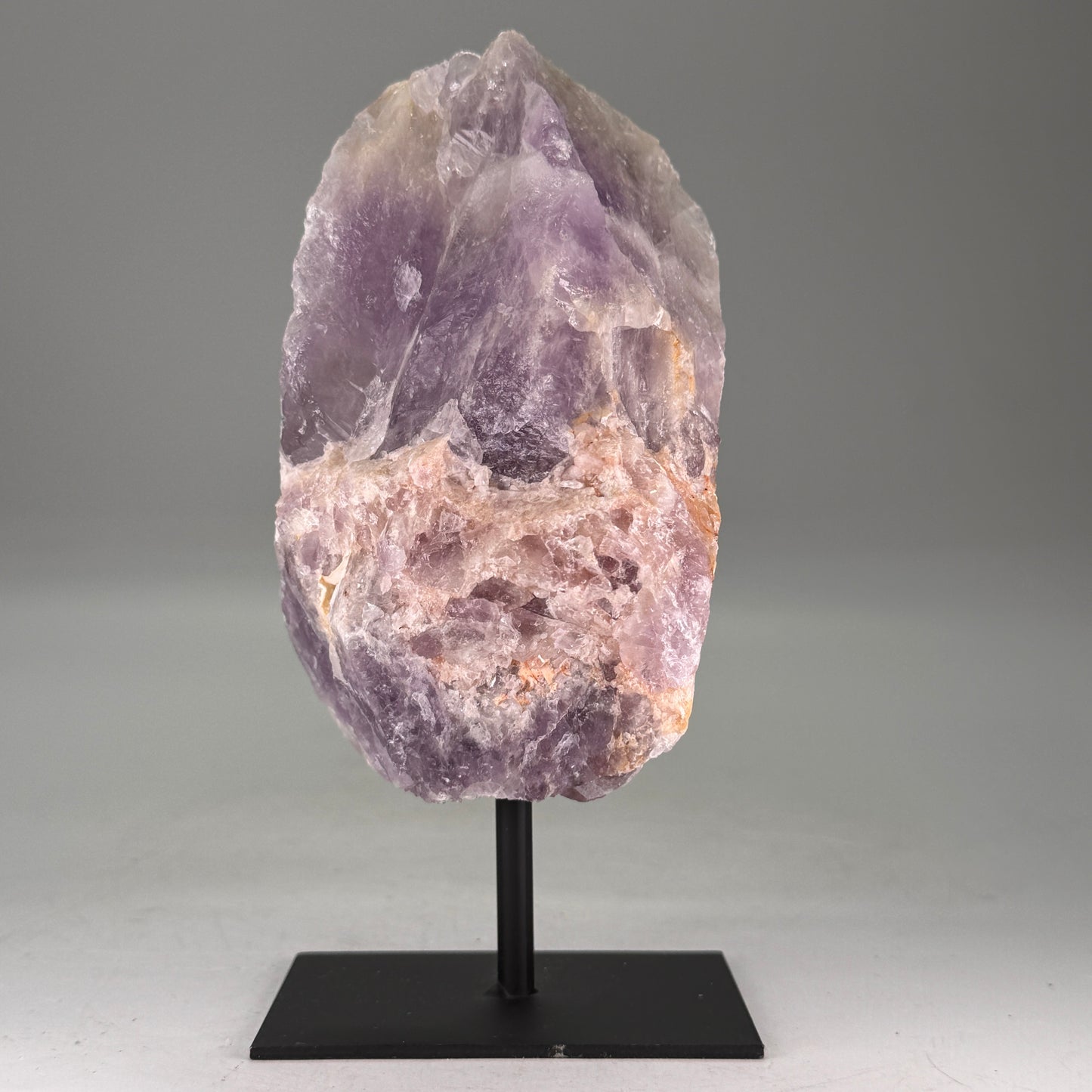 Ruwe Amethist uit Brazilië op standaard