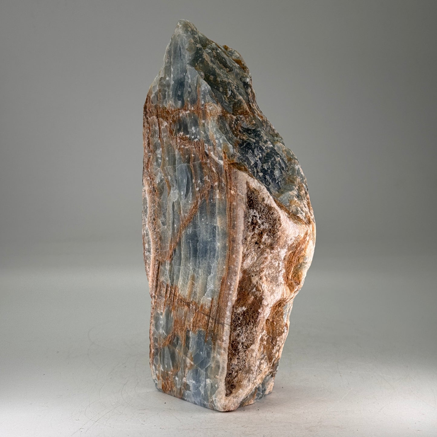 Prachtige blauwe ruwe onyx – half gepolijst