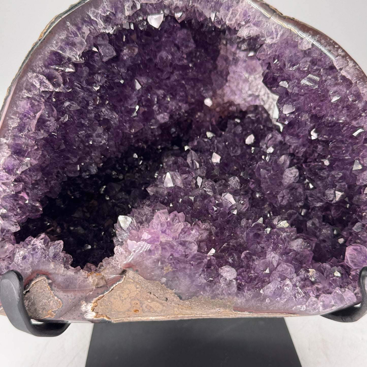 Amethist op Zwarte Metalen Standaard – Hoge Kwaliteit (2 kg)