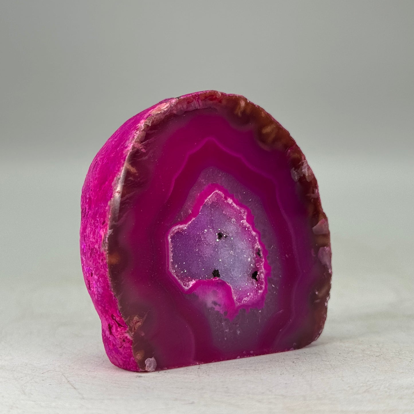 Prachtige roze agaat geode uit Brazilië – klein formaat