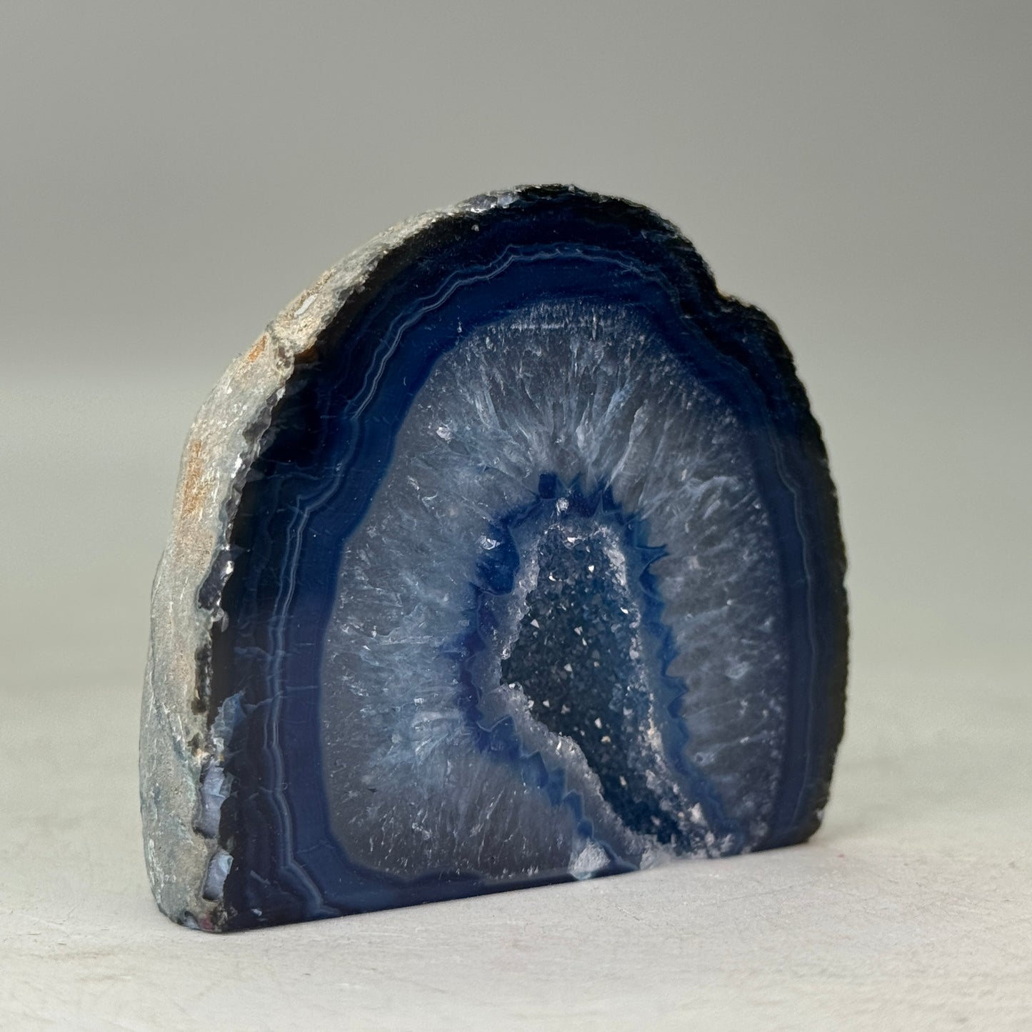 Prachtige blauwe agaat geode uit Brazilië – klein formaat