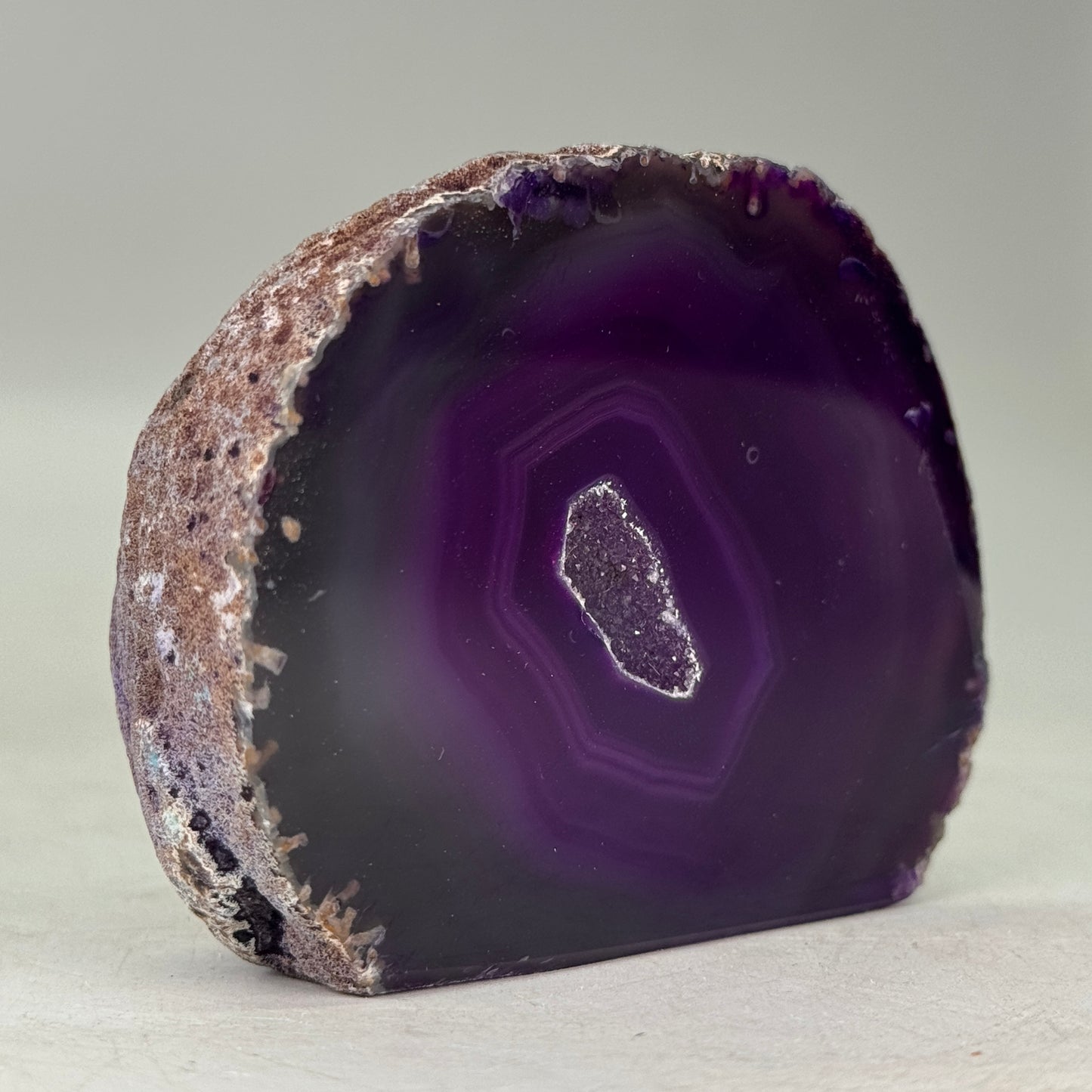 Prachtige paars agaat geode uit Brazilië – klein formaat