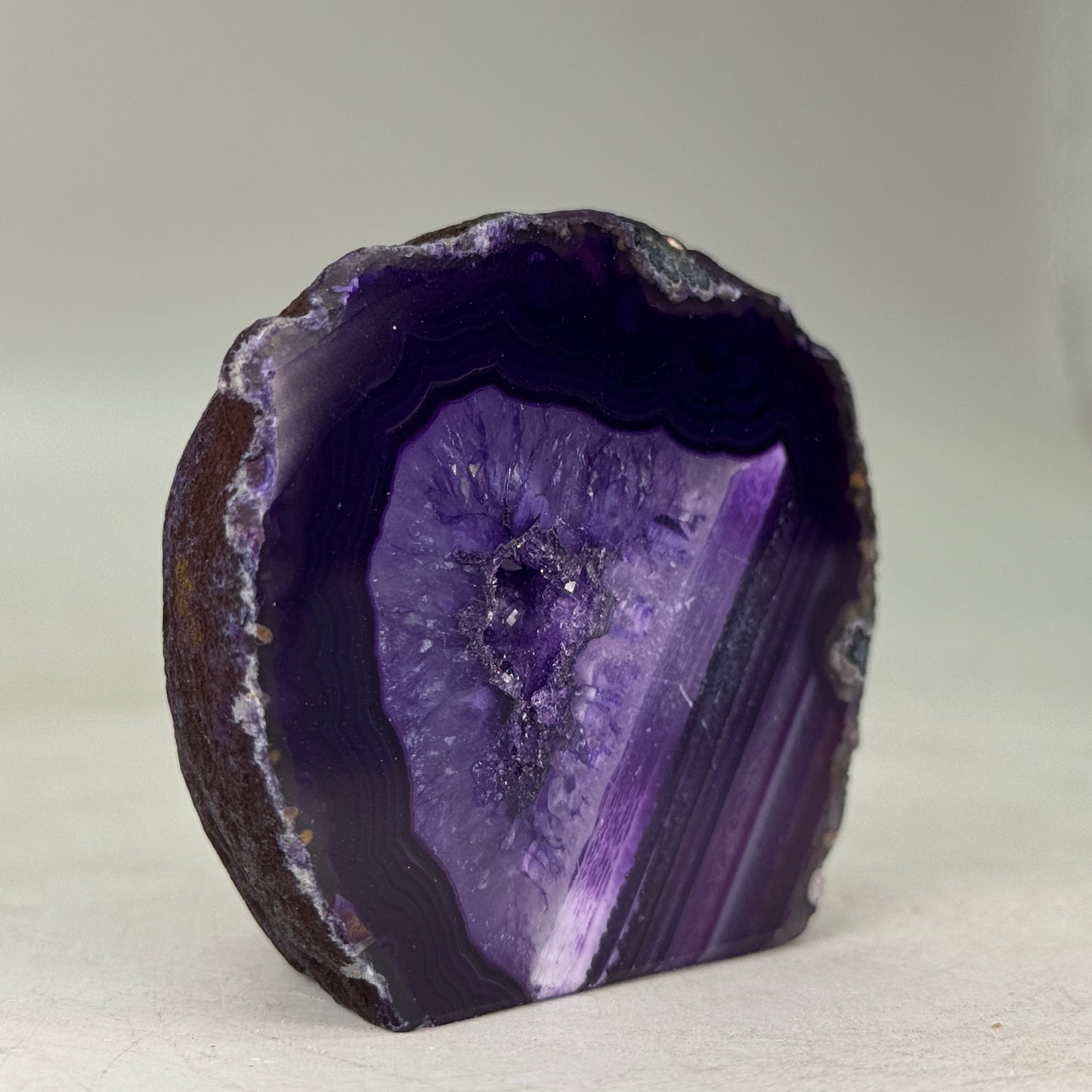 Prachtige paars agaat geode uit Brazilië – klein formaat