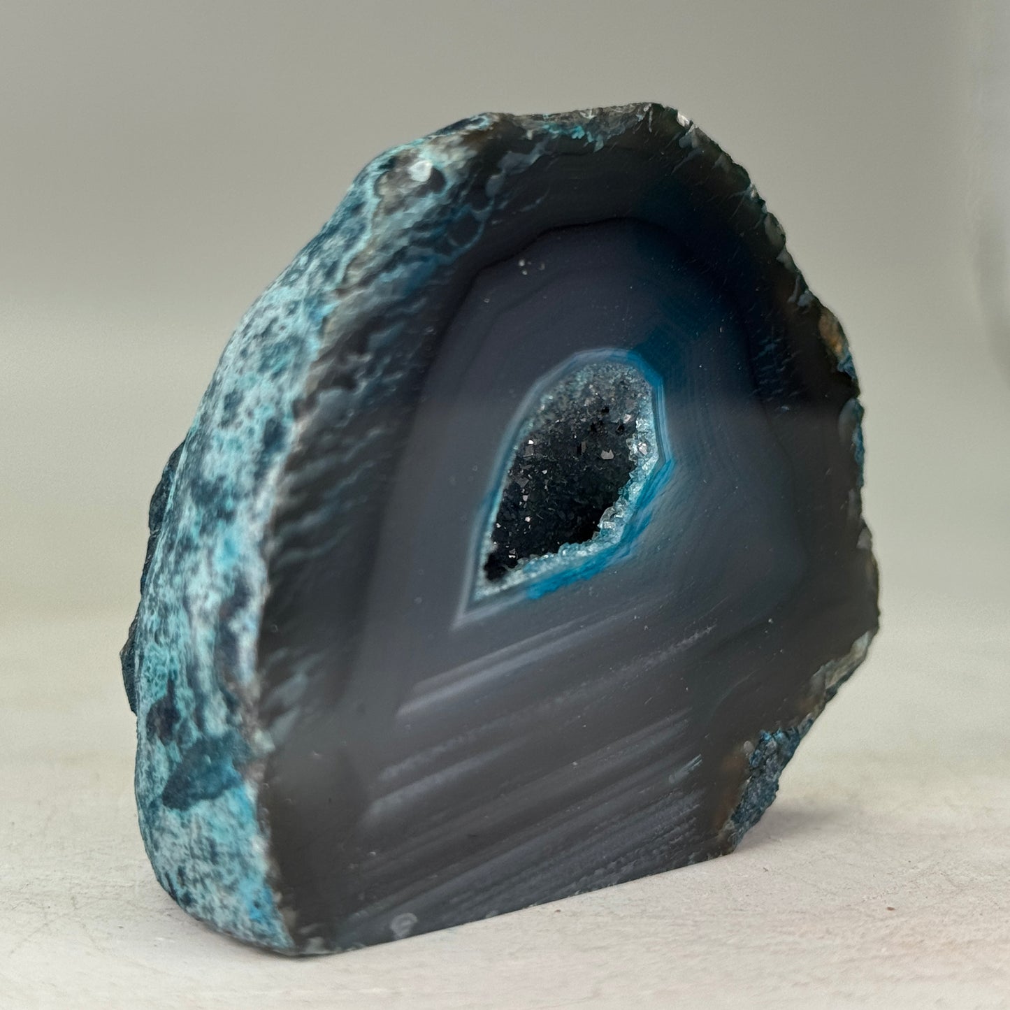 Prachtige teal agaat geode uit Brazilië – klein formaat