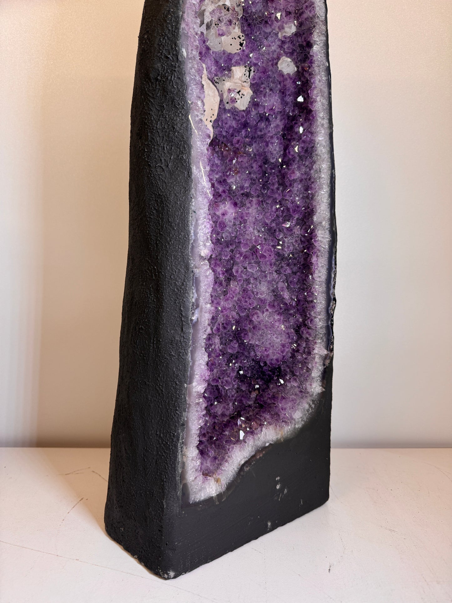 Prachtige grote amethist kathedraal – 67 cm hoog | Uniek stuk uit Brazilië (alleen afhalen)