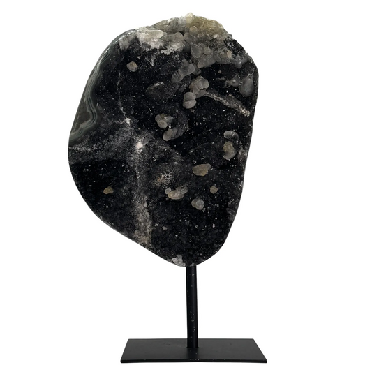 Zwarte amethist met calciet op metalen standaard