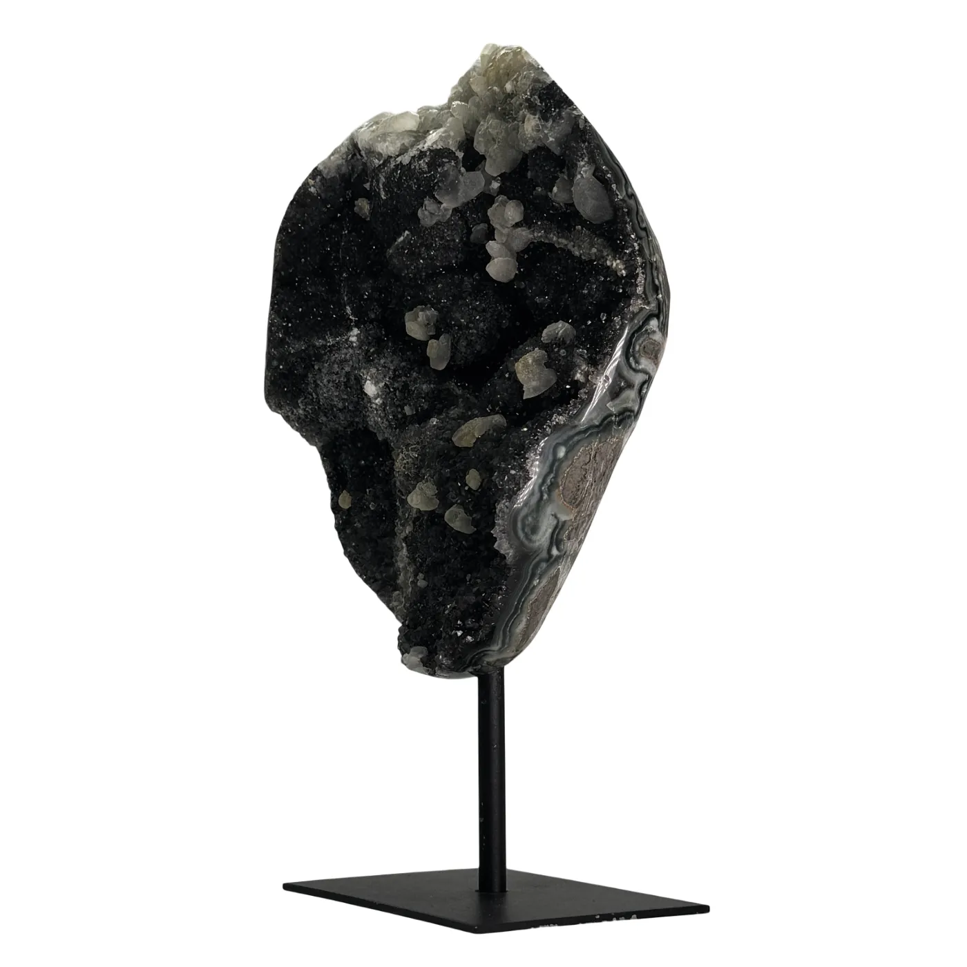 Zwarte amethist met calciet op metalen standaard