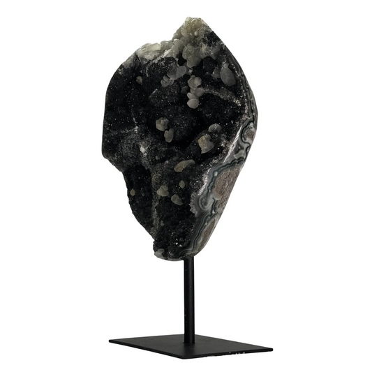 Zwarte amethist met calciet op metalen standaard