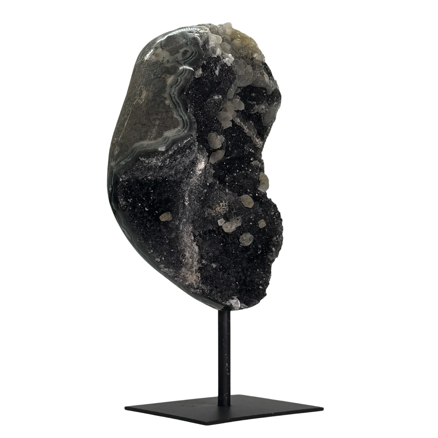 Zwarte amethist met calciet op metalen standaard