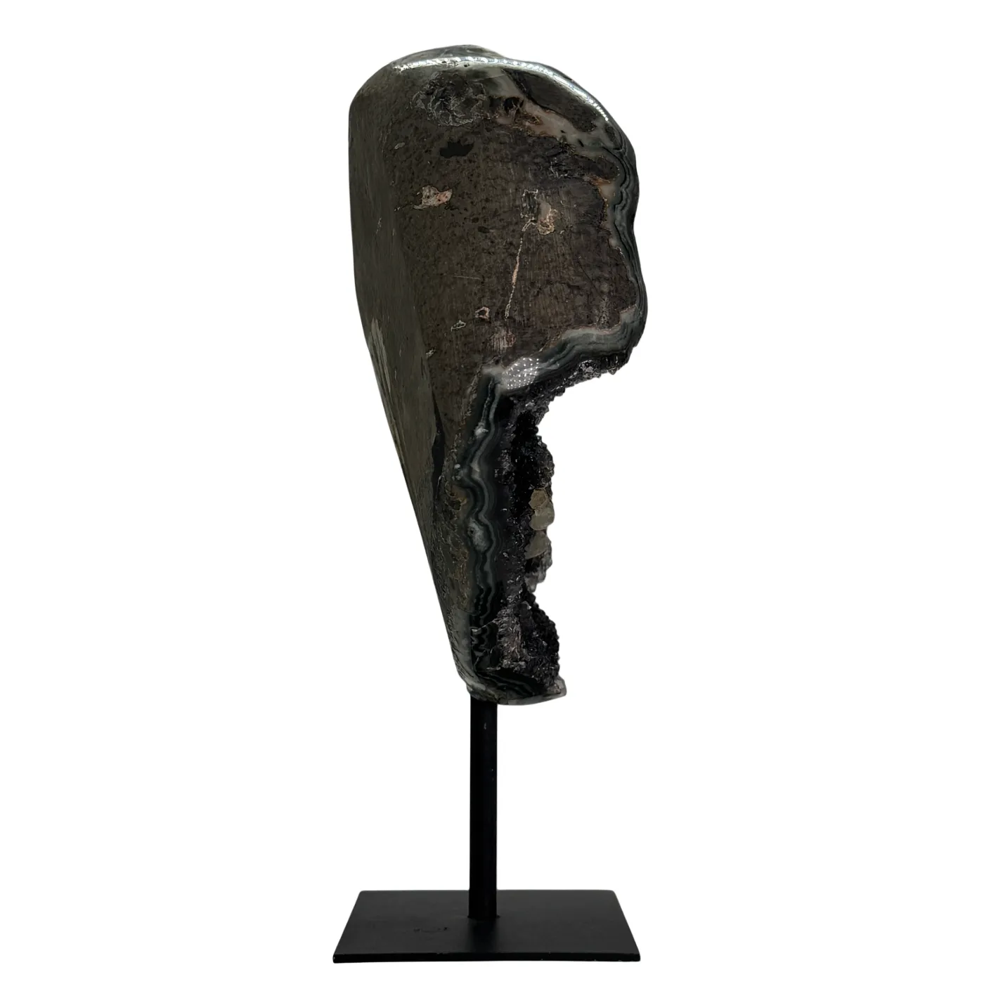 Zwarte amethist met calciet op metalen standaard