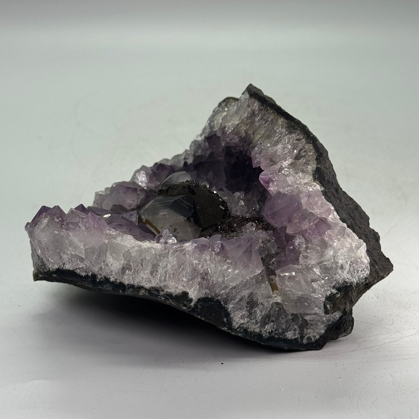 Zeer uniek amethistcluster met bergkristal – afkomstig uit Uruguay