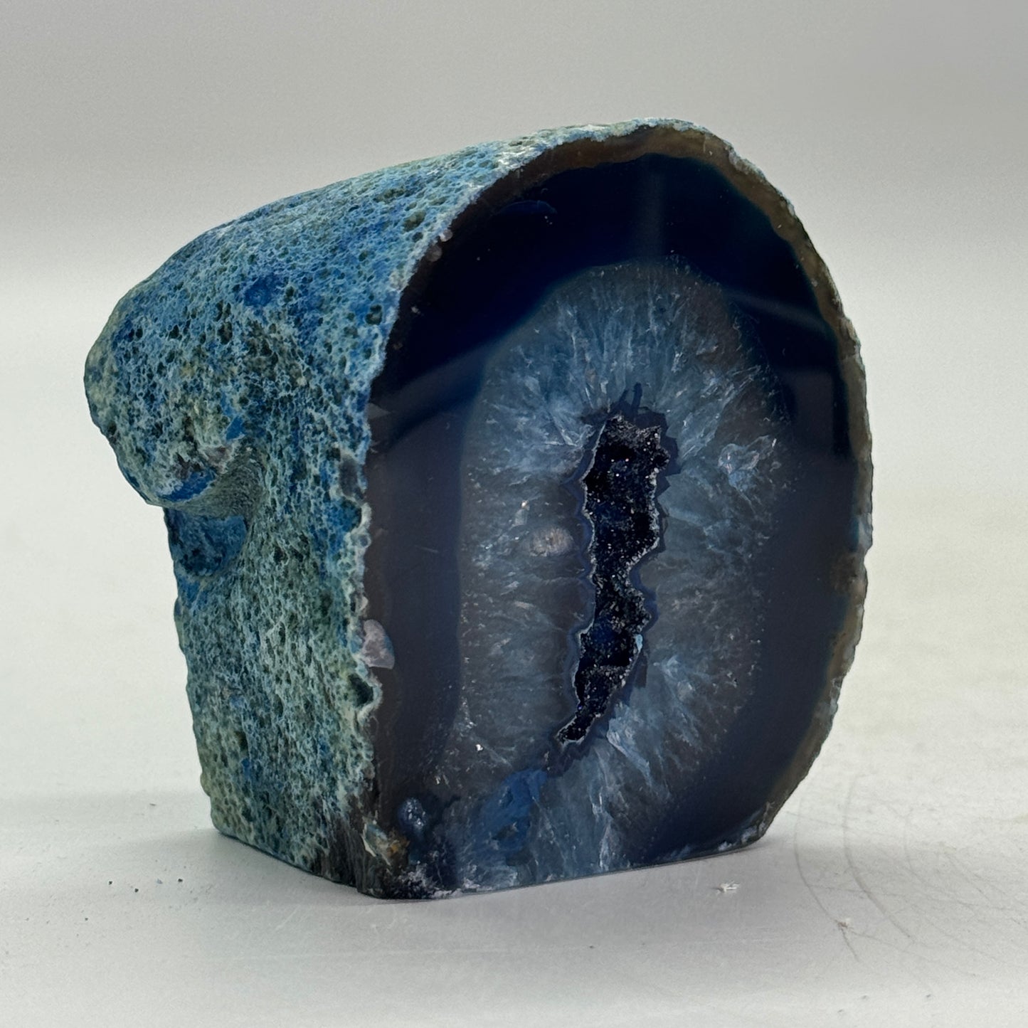 Prachtige blauwe agaat geode uit Brazilië (Druzy) – klein formaat