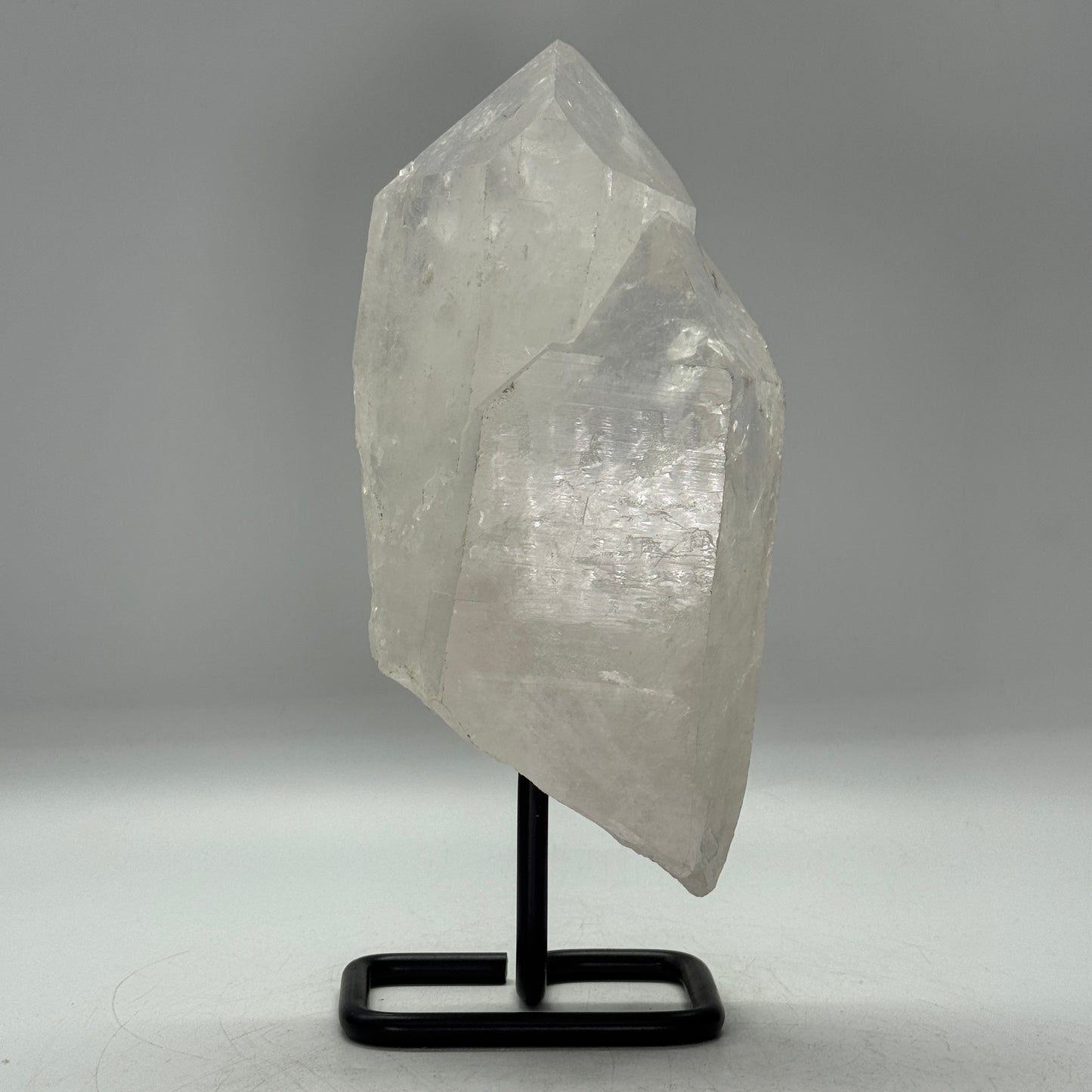 Grote bergkristal cluster op standaard