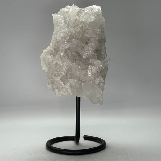 Grote bergkristal cluster op standaard
