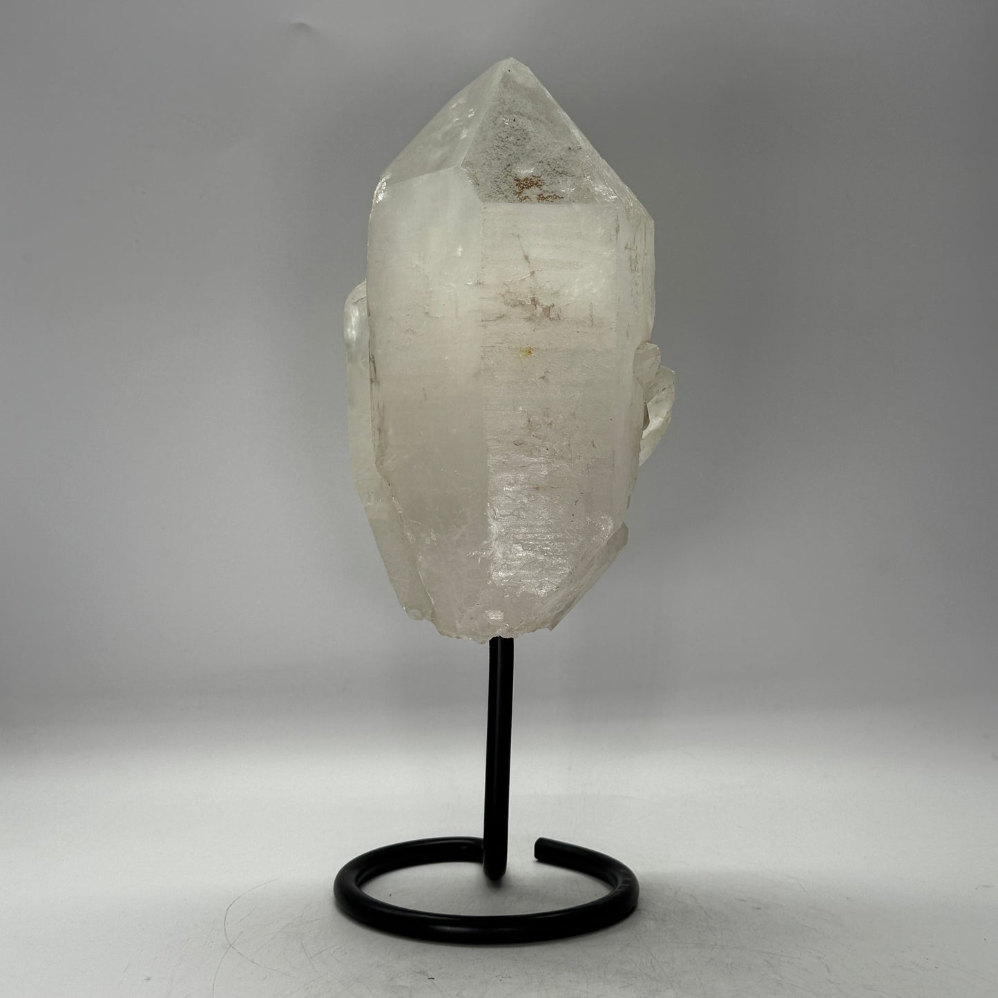 Grote bergkristal cluster op standaard