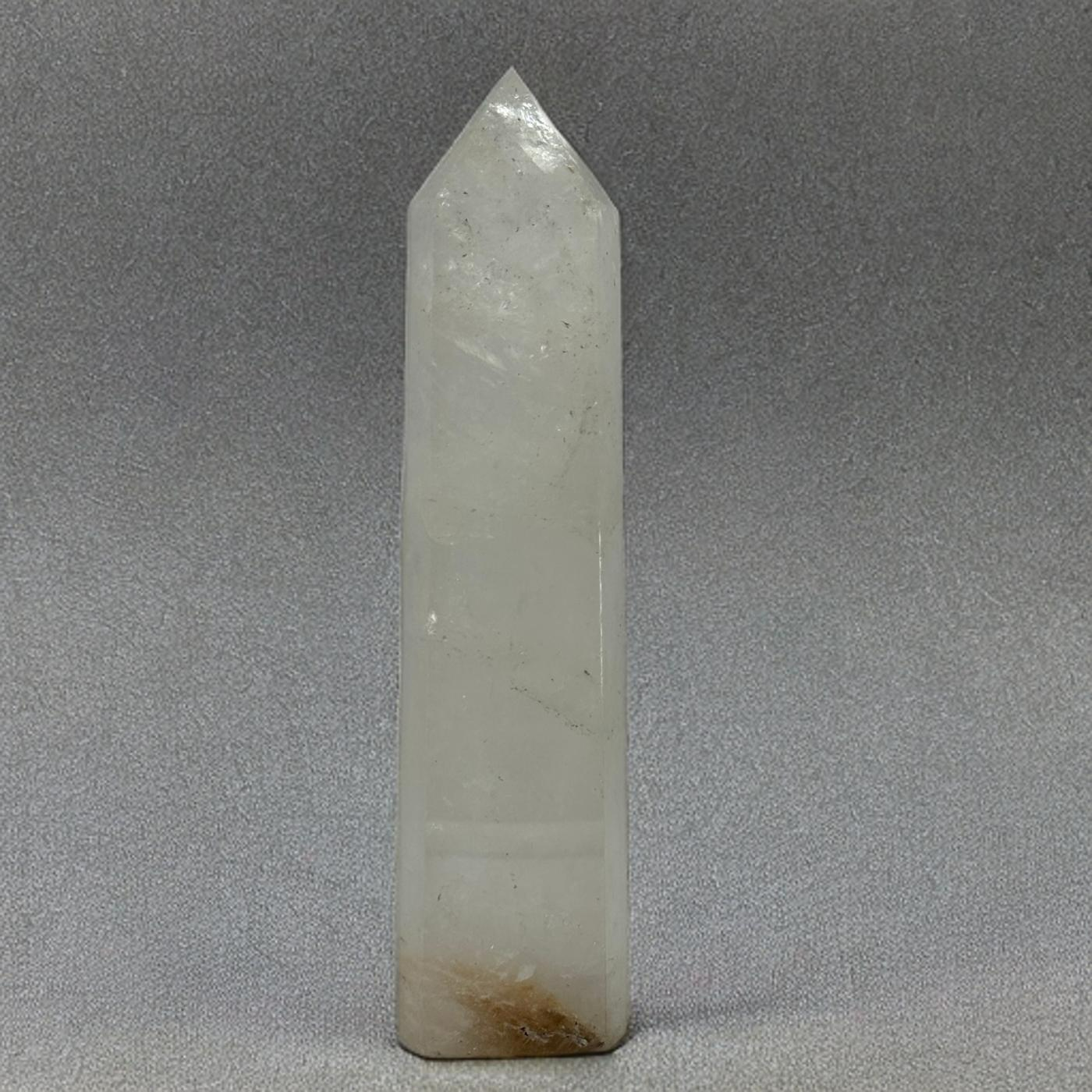 Tour en cristal de roche – Cristal taillé naturellement avec inclusions